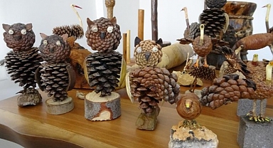 Doğadan topladığı ağaç parçalarını sanata dönüştürüyor