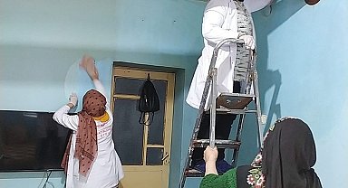 Evlerini temizledikleri yaşlılara moral verip hayır dualarını alıyorlar