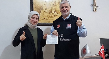 Genç öğretmen ilk maaşını ve aldığı promosyonu yetimlere bağışladı