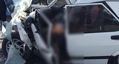 Isparta’da otomobil yol süpürme aracına çarptı: 2 ölü
