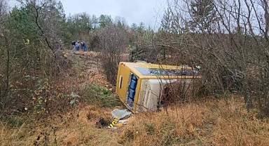 Karabük'te Yolcu Minibüsü Şarampole Devrildi: 7 Yaralı