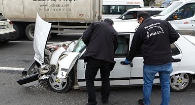 Kırmızı ışıkta bekleyen araçların arasına daldı