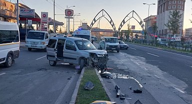 Kontrolden çıkan araç refüje çarptı: 1 yaralı