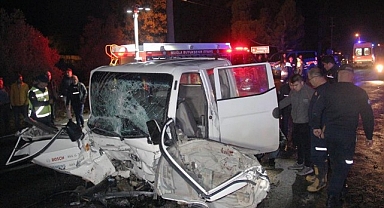 Muğla'da Kamyonet Minibüsle Çarpıştı: 22 Yaralı