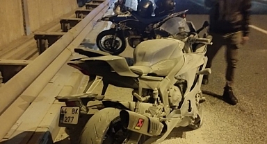 Önünde seyreden araca çarpan motosikletli ağır yaralandı