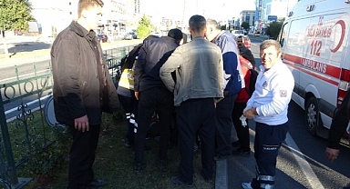 Otomobilin çarptığı çocuk refüje düştü