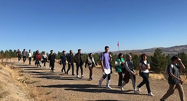 Üniversite öğrencileri Küçük Sivri Tepesi'ne tırmandı