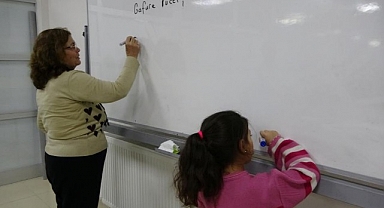 56 yaşında anne oldu, 63 yaşında okuma yazma kursuna başladı