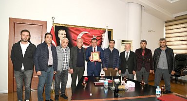 Başkan Gürkan'a esnaflardan plaket