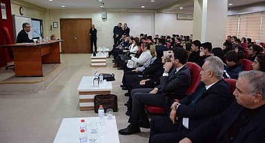 Eski Bakan deneyimlerini öğretmen ve öğrencilerle paylaştı