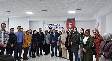 Eski Bakan Güçlü'den öğrencilere tavsiyeler