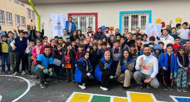 Gönüllü öğrenciler Malatya'da okulları boyuyor