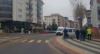Hafif ticari araç istinat duvarına çarptı: 1 yaralı