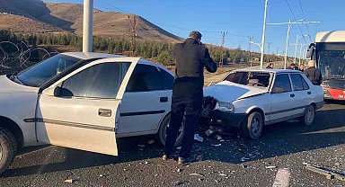 İki otomobil çarpıştı: 1 yaralı