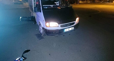 Kamyonet ile motosiklet çarpıştı: 2 yaralı