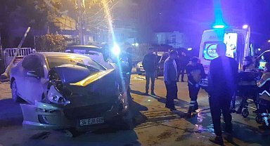 Kavşakta kaza:2 yaralı