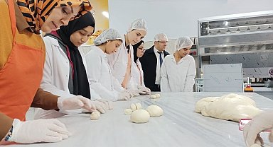 Lise öğrencileri ekmek üretimine başladı