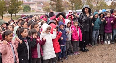 Malatya'da köy okulunda eğitim gören öğrencilere jest 