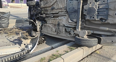 Malatya'da otomobilin refüje çarptığı kaza kameralara yansıdı