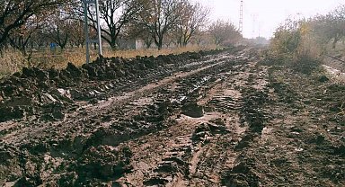 Malatya'da çamura batan kamyonu kurtarmaya giden vinçte çamura battı