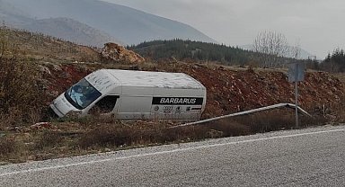 Doğanşehir'de minibüs şarampole devrildi: 2 yaralı