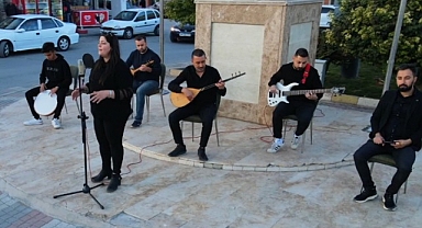 Öğretmenler tanıtım için barajın ortasında kamera karşısına geçti