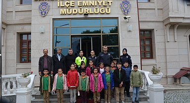Polis minik öğrencileri hem ziyaret etti hem ağırladı