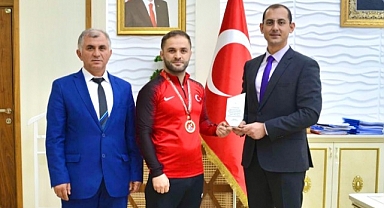Türkiye Şampiyonu güreşçiye hediye