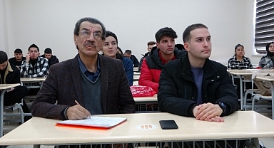 60 yaşındaki emekli öğretmen Abdullah Çakır, gazetecilik hayali için sıralara döndü