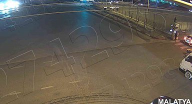 Anne ve bebeğinin saniyelerle ölümden döndüğü kaza kamerada