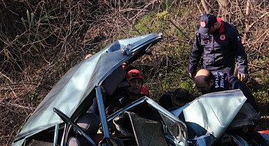 Antalya'da köprü demirine çarpan otomobildeki baba ve oğlu hayatını kaybetti