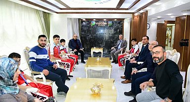 Başkan Çınar, şampiyon sporcuları ağırladı