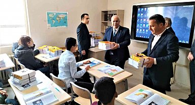 Hekimhan'da sınava hazırlanan öğrencilere kitapları ücretsiz