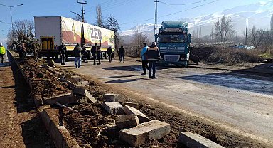 Makas kıran tır trafiği kilitledi