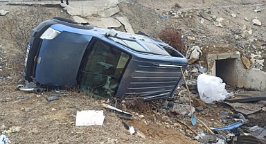 Malatya'da Karşı Şeride Geçen Araç Şarampole Yuvarlandı: 4 Yaralı