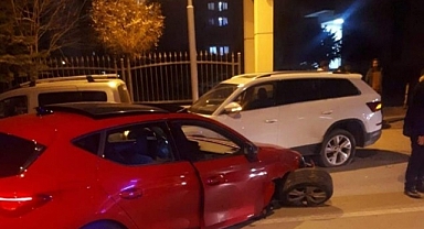 Malatya'da Üç Aracın Karıştığı Kazada 2 Kişi Yaralandı