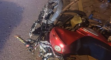 Motosiklet aydınlatma direğine çarptı: 1 yaralı