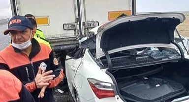 Niğde'de Tıra Arkadan Çarpan Aracın Sürücüsü Hayatını Kaybetti