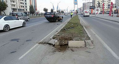Refüje çarpan otomobil takla attı: 1 yaralı