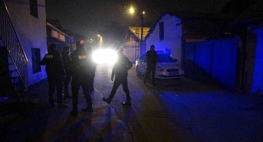 Tartıştığı babası ve kız kardeşini bıçakla yaraladı