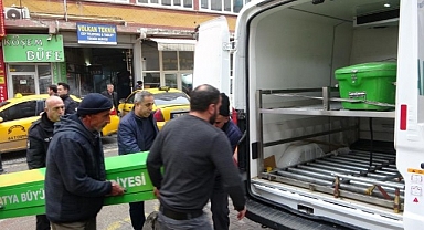 Yarı çıplak halde ölü bulundu