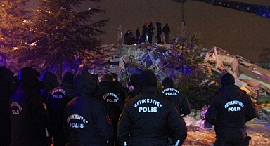 Bir kişi enkazdan böyle kurtarıldı, ekipler depremden 10 dakika ile kurtuldu