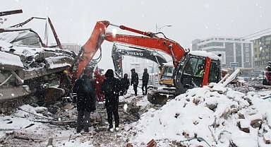 Deprem bölgesinde kar altında zamanla yarış