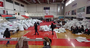 Deprem bölgesine Uşak'tan 213 bin battaniye gönderildi