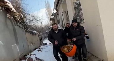 Deprem sonrası evinde yalnız kalan Alzheimer hastası kadına sağlıkçılar ulaştı