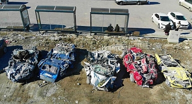 Depremde milyonluk araçlar kağıt gibi ezildi, top şeklini alan araç şaşkına çevirdi