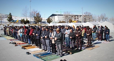 Depremin gölgesinde çadır kentte cuma ve gıyabi cenaze namazı