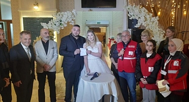 Düğün takılarını depremzedelere bağışladılar