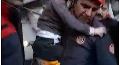 Ekipler 3 yaşındaki Meryem'i ve babasını kurtardı