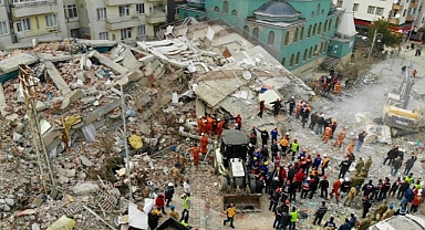 Ekiplerin enkaz altında kalan vatandaşları kurtarma çalışması havadan görüntülendi